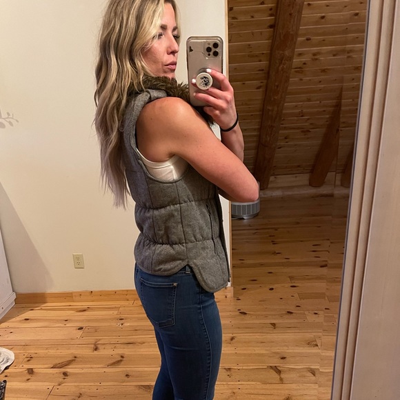 Adorable vest w fur collar - Picture 5 of 10